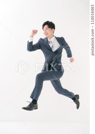 Businessman to dash Businessman to dash 118016865