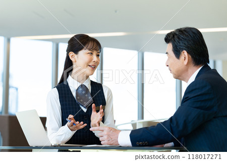 向一位老人解釋的女商人 Dempa Gakuen 東京電子專門學校 118017271