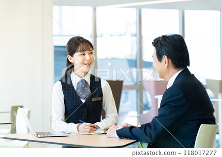 向一位老人解釋的女商人 Dempa Gakuen 東京電子專門學校 向一位老人解釋的女商人 Dempa Gakuen 東京電子專門學校 118017277