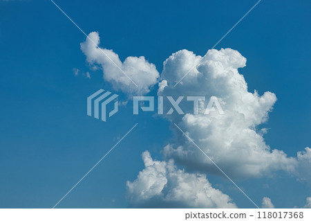 漂浮在藍天上的雲彩 漂浮在藍天上的雲彩 118017368
