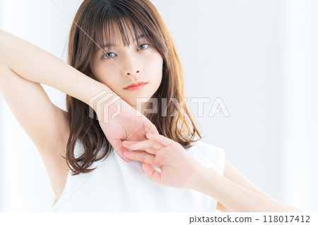 在客廳窗邊做護膚的年輕女人 118017412