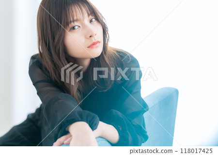 在客廳窗邊做護膚的年輕女人 118017425