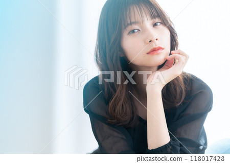 在客廳窗邊做護膚的年輕女人 118017428
