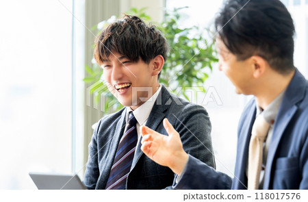 Two male businessmen having a meeting 118017576