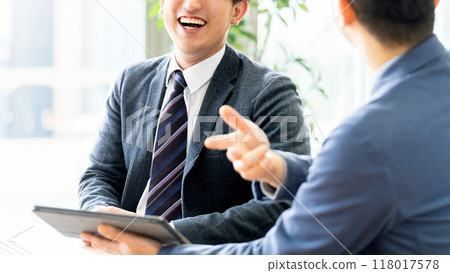 兩個男性商人開會 118017578