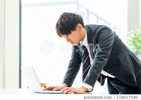男性商人使用電腦思考 118017580