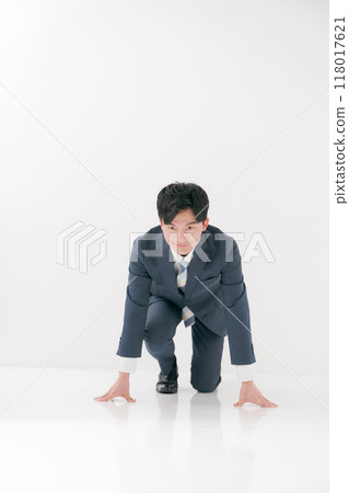 一位辦公室工作人員做蹲伏的起始姿勢 118017621