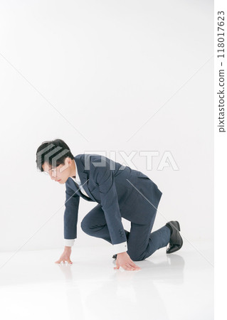 一位辦公室工作人員做蹲伏的起始姿勢 118017623