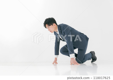 一位辦公室工作人員做蹲伏的起始姿勢 118017625