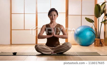 Women who do yoga 118017685