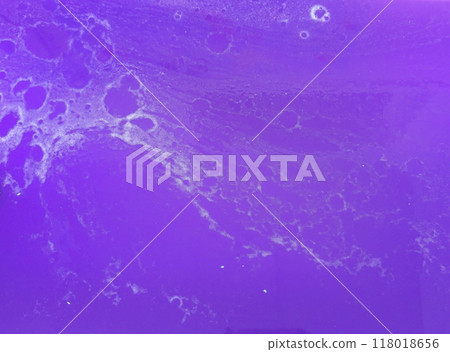 紫色水面有氣泡 118018656