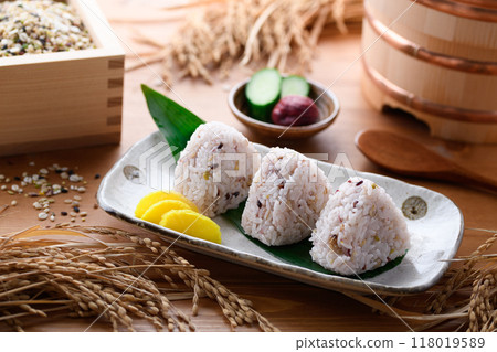 Rice balls made with mixed grain rice (mixed grain rice balls, 30 mixed grains) Rice balls made with mixed grain rice (mixed grain rice balls, 30 mixed grains) 118019589