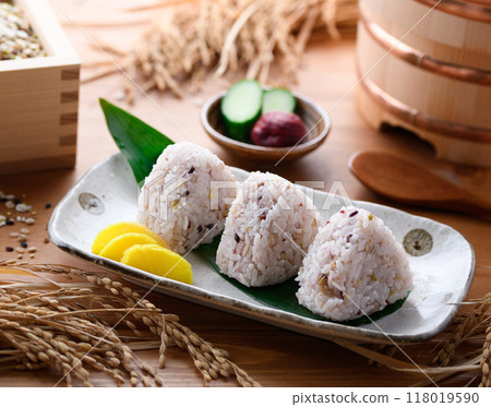 Rice balls made with mixed grain rice (mixed grain rice balls, 30 mixed grains) Rice balls made with mixed grain rice (mixed grain rice balls, 30 mixed grains) 118019590