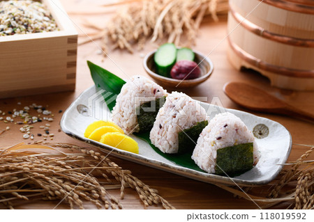 Rice balls made with mixed grain rice (mixed grain rice balls, 30 mixed grains) 118019592
