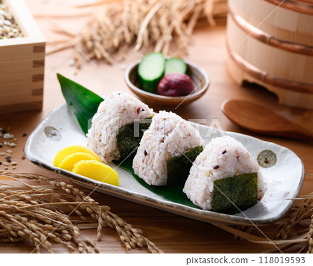 Rice balls made with mixed grain rice (mixed grain rice balls, 30 mixed grains) Rice balls made with mixed grain rice (mixed grain rice balls, 30 mixed grains) 118019593