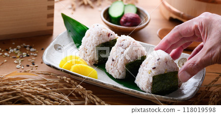 Rice balls made with mixed grain rice (mixed grain rice balls, 30 mixed grains) 118019598