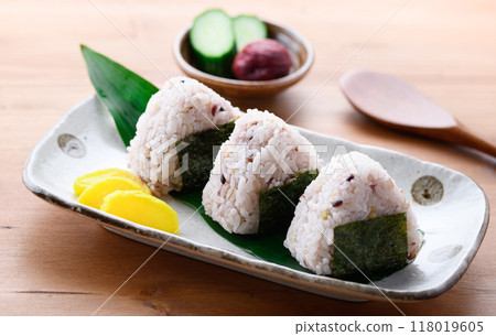 Rice balls made with mixed grain rice (mixed grain rice balls, 30 mixed grains) Rice balls made with mixed grain rice (mixed grain rice balls, 30 mixed grains) 118019605