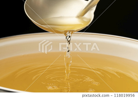 高湯:用湯匙舀出高湯。 高湯:用湯匙舀出高湯。 118019956