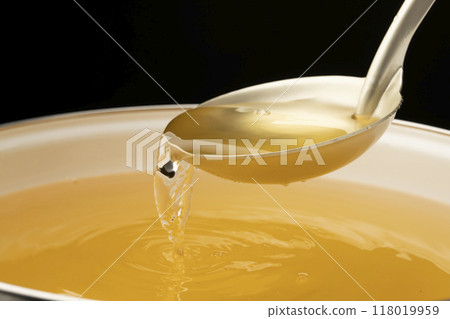 高湯：用湯匙舀出高湯。 118019959
