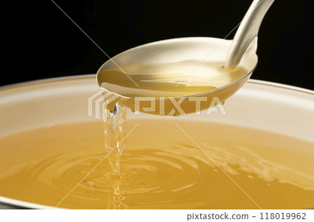 高湯:用湯匙舀出高湯。 高湯:用湯匙舀出高湯。 118019962