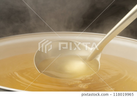 高湯：用湯匙舀出高湯。 118019965