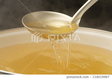 高湯：用湯匙舀出高湯。 118019967