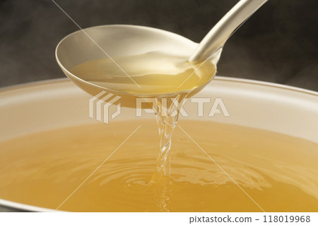 高湯：用湯匙舀出高湯。 118019968