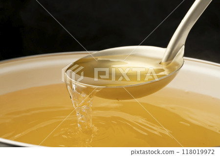 高湯：用湯匙舀出高湯。 118019972