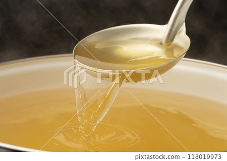 Dashi soup: Scoop out the dashi soup with a ladle 118019973