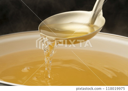 高湯:用湯匙舀出高湯。 高湯:用湯匙舀出高湯。 118019975