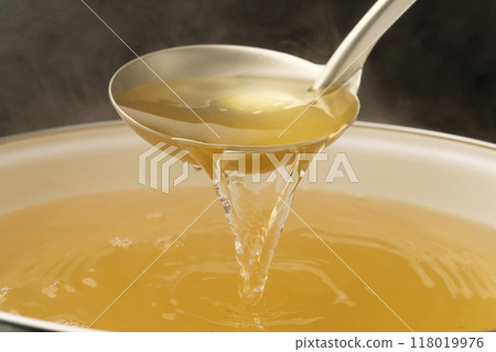 高湯：用湯匙舀出高湯。 118019976