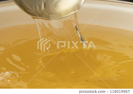 高湯:用湯匙舀出高湯。 高湯:用湯匙舀出高湯。 118019987