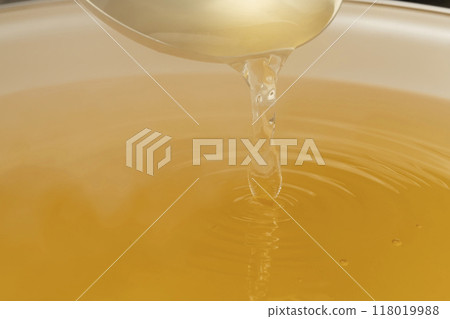 高湯：用湯匙舀出高湯。 118019988