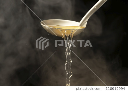 高湯：用湯匙舀出高湯。 118019994