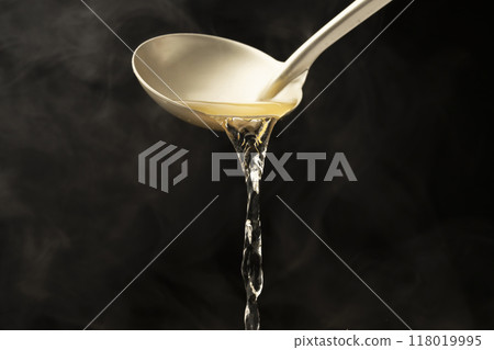 高湯:用湯匙舀出高湯。 高湯:用湯匙舀出高湯。 118019995