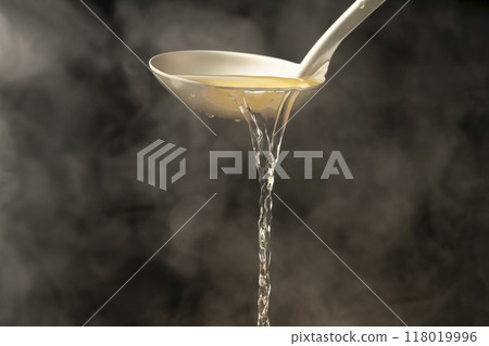 Dashi soup: Scoop out the dashi soup with a ladle Dashi soup: Scoop out the dashi soup with a ladle 118019996