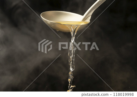 高湯：用湯匙舀出高湯。 118019998