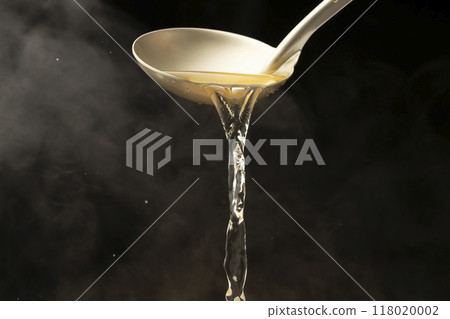 Dashi soup: Scoop out the dashi soup with a ladle 118020002