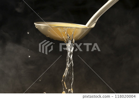 高湯:用湯匙舀出高湯。 高湯:用湯匙舀出高湯。 118020004