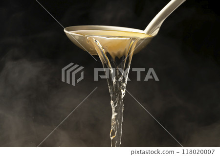 Dashi soup: Scoop out the dashi soup with a ladle 118020007