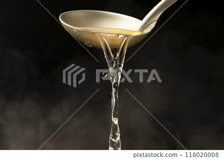 高湯：用湯匙舀出高湯。 118020008