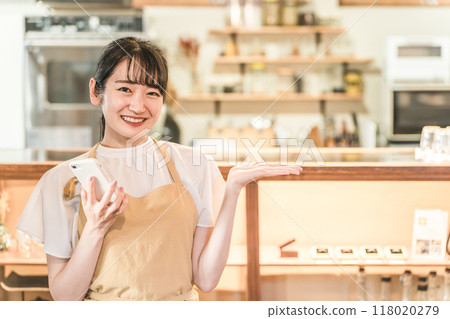 在咖啡館/餐廳/餐廳擔任服務員/大廳工作人員的女性（智慧型手機/行動訂單） 118020279