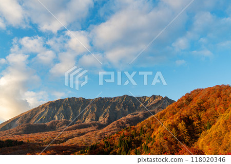 Mt. Daisen and autumn leaves bathed in the sunset seen from Kagikake Pass Mt. Daisen and autumn leaves bathed in the sunset seen from Kagikake Pass 118020346