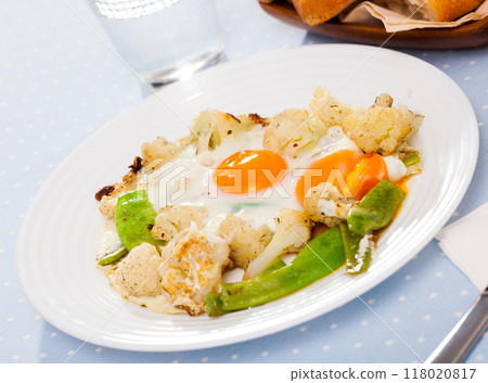 Scrambled eggs with cauliflower Scrambled eggs with cauliflower 118020817