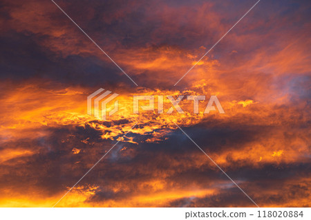 在夕陽下沾染的雲 118020884