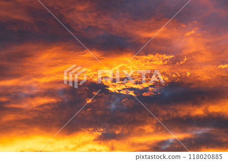 在夕陽下沾染的雲 118020885