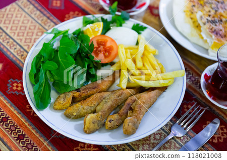 Pan-fried red mullet with fries, tomato, greens and lemon Pan-fried red mullet with fries, tomato, greens and lemon 118021008
