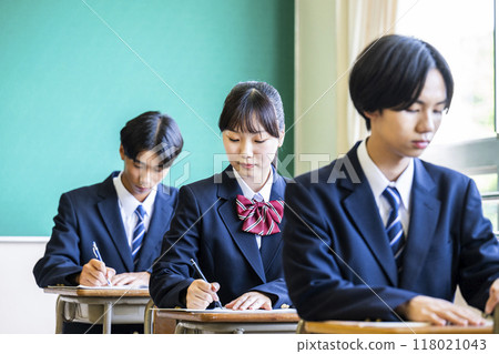 Classroom, boys and girls, high school, junior high school, serious 118021043