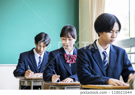 Classroom, boys and girls, high school, junior high school, serious 118021044