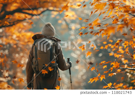 走在秋葉山路上的老婦人 118021743